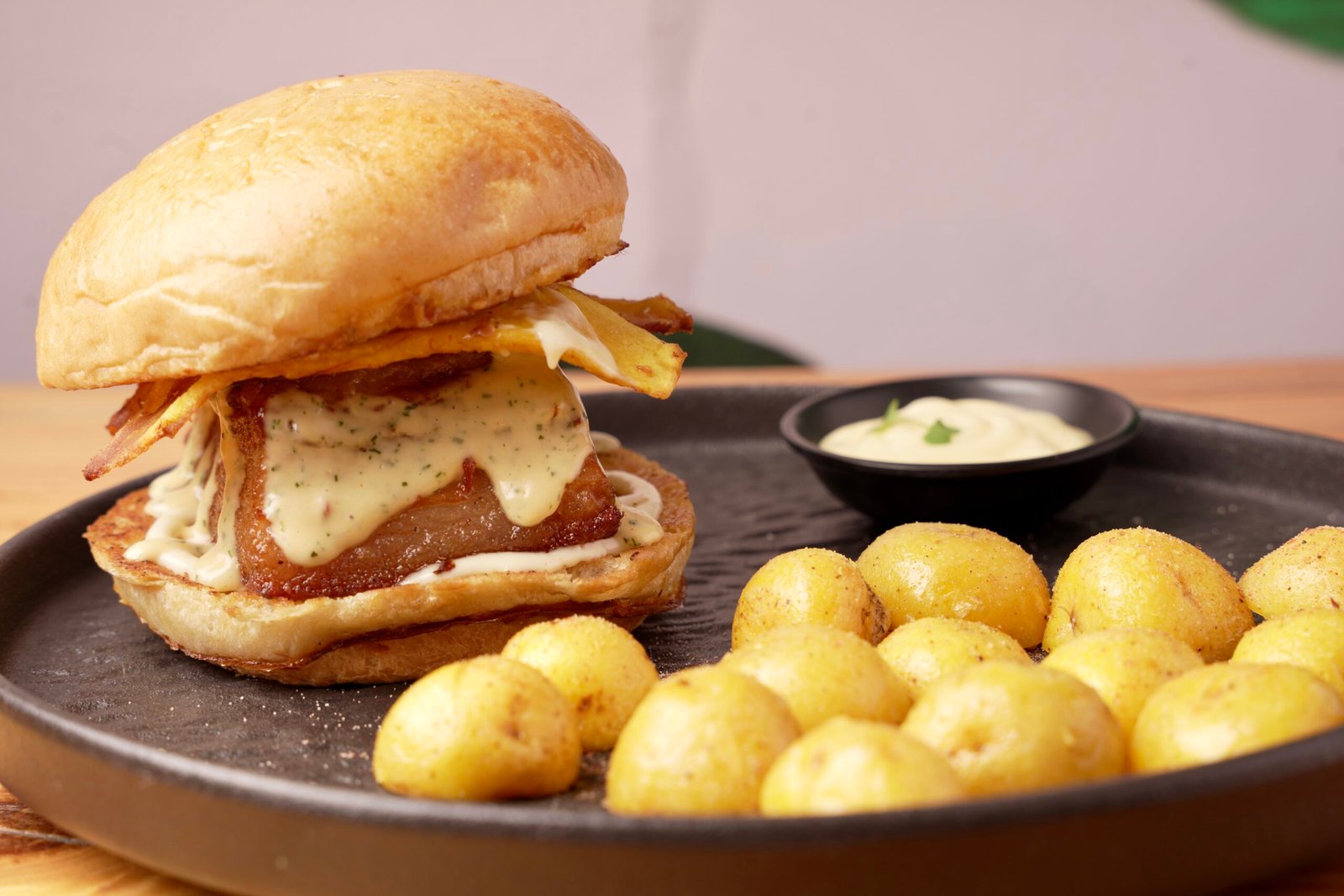 una hamburguesa con (200 gr) de chicharrón, y el toque dulce del plátano maduro, suero de cilantro y alioli tavora servido con irresistibles papas criollas como lo servía la nona.
$ 25.900