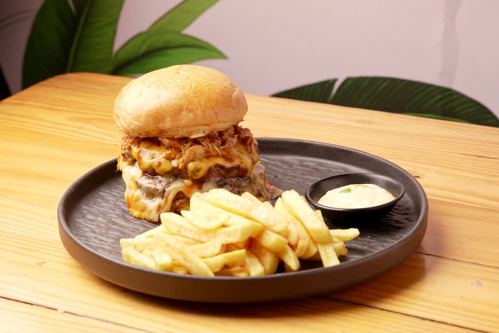 doble carne artesanal (260 gr), pulled pork, queso americano, queso mozarella y alioli tavora.
$ 31.900