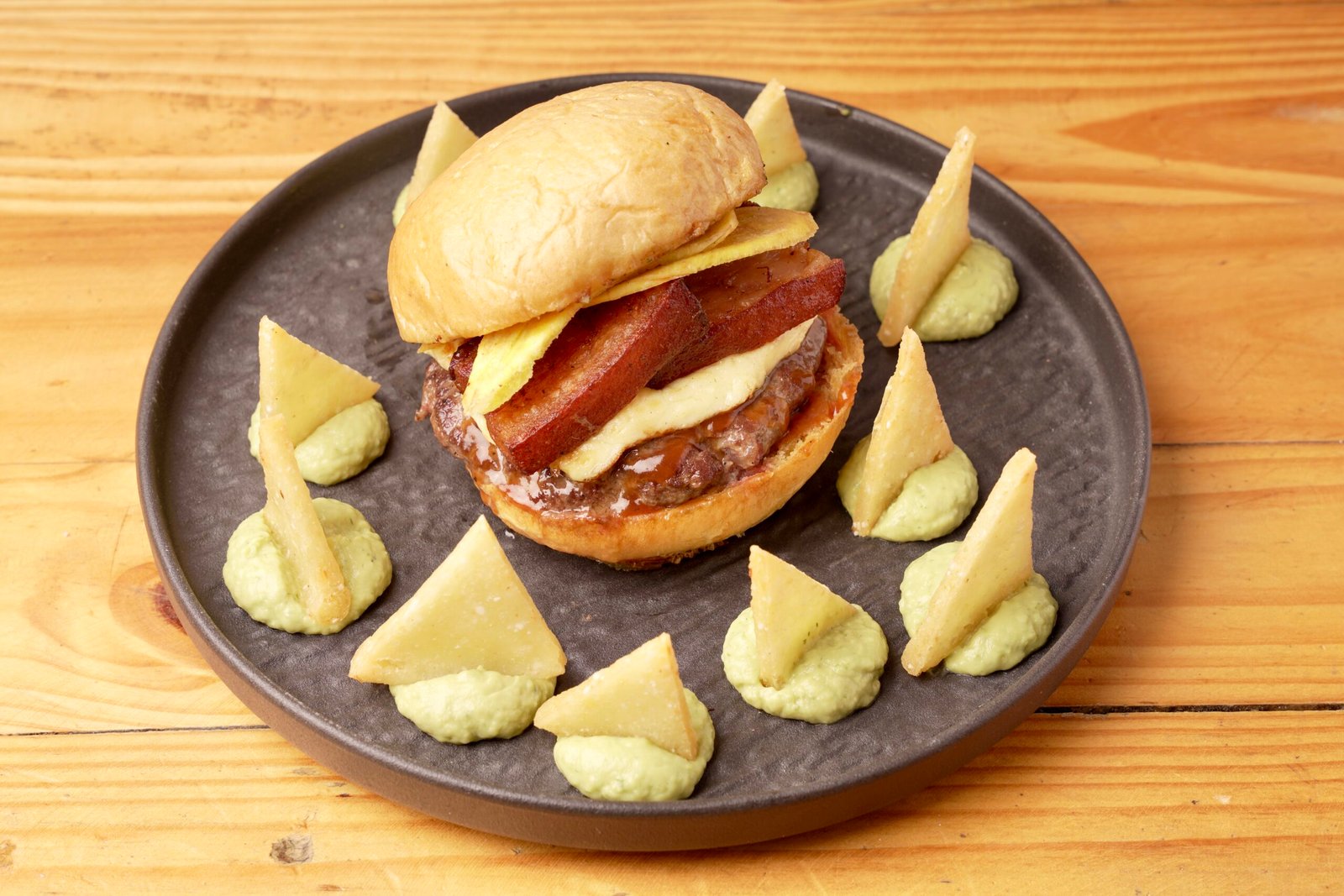 el sabor colombiano en cada bocado, carne madurada (130 gr), chicharrón crujiente, queso asado, chips de plátano verde acompañado con triángulos de arepa de maíz y guacamole.
$ 28.900