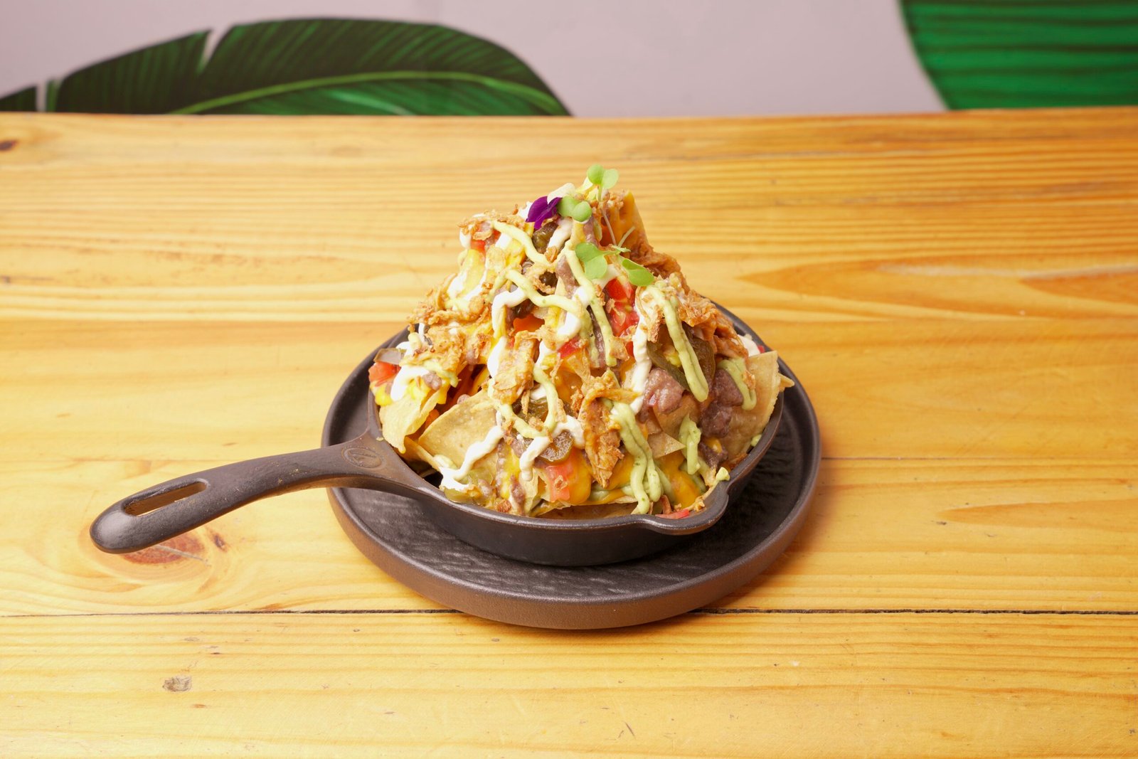 Nachos con pulled pork, bañados en Sour Cream, guacamole y crema de caraotas, decorado con polvo de tocineta y jalapeños para un contraste perfecto.
$ 24.900