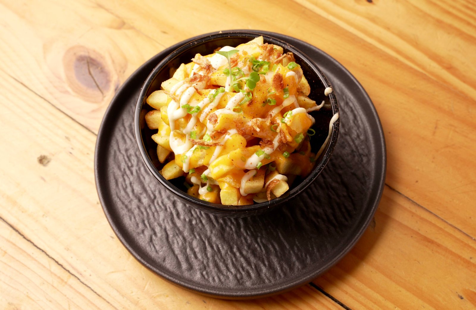 Papas francesas, servidas con nuestra salsa artesanal de queso americano, complementadas con pulled pork y alioli de ajo decorado con polvo de tocineta y cebollín.
$ 22.900