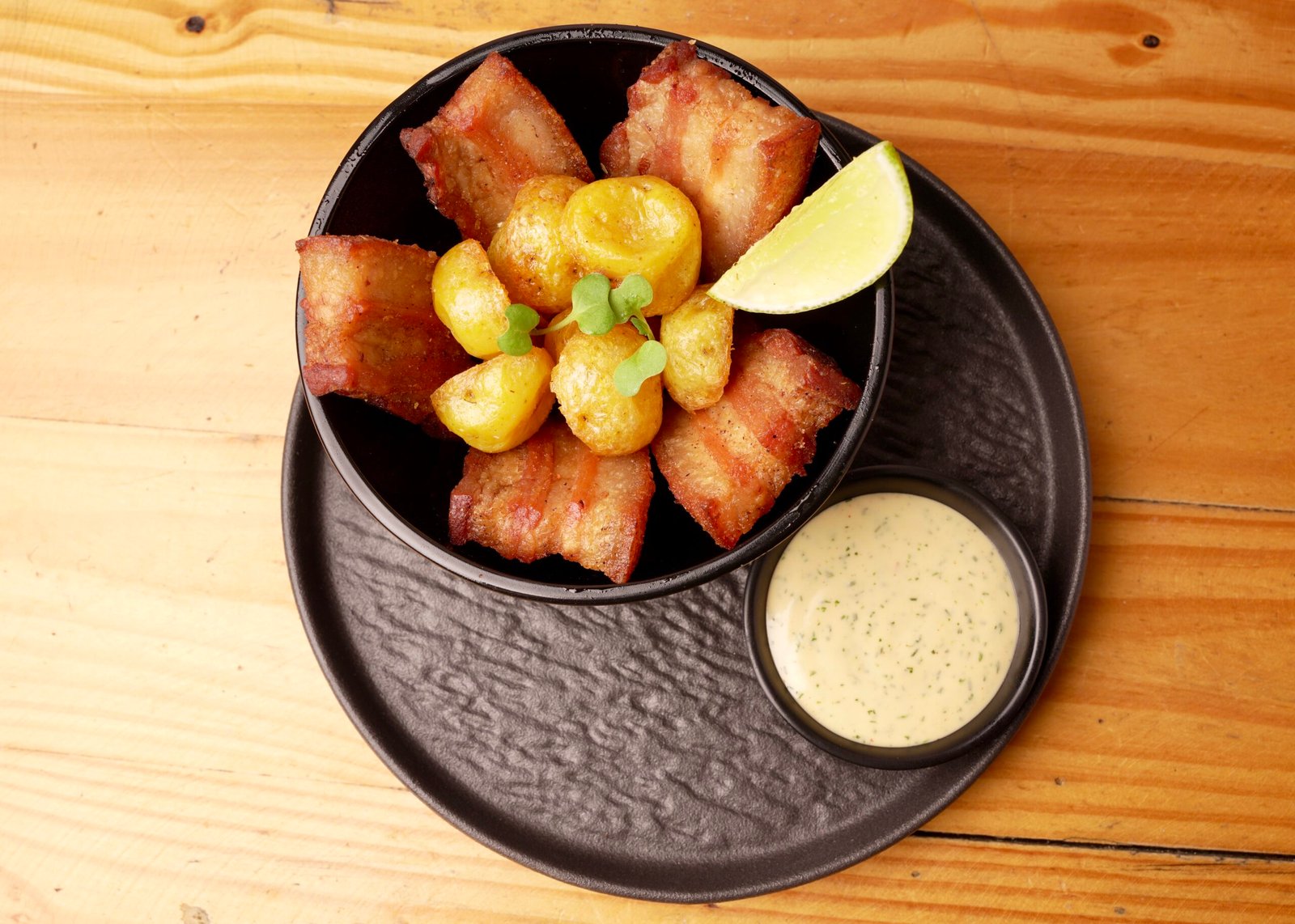 Una experiencia auténtica de un chicharrón crocante, papas criollas confitadas y el toque vibrante del suero de cilantro.
$ 23.900