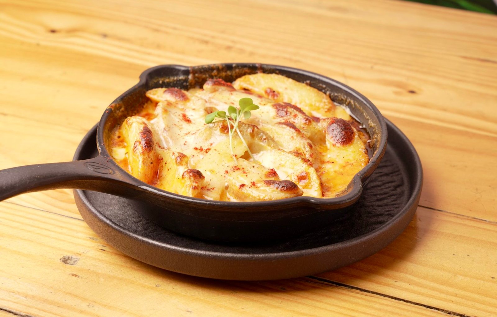 Papas casco bañadas en nuestra salsa napolitana con un toque picante y mucho queso… las papas más rebeldes del menú.
$ 21.900