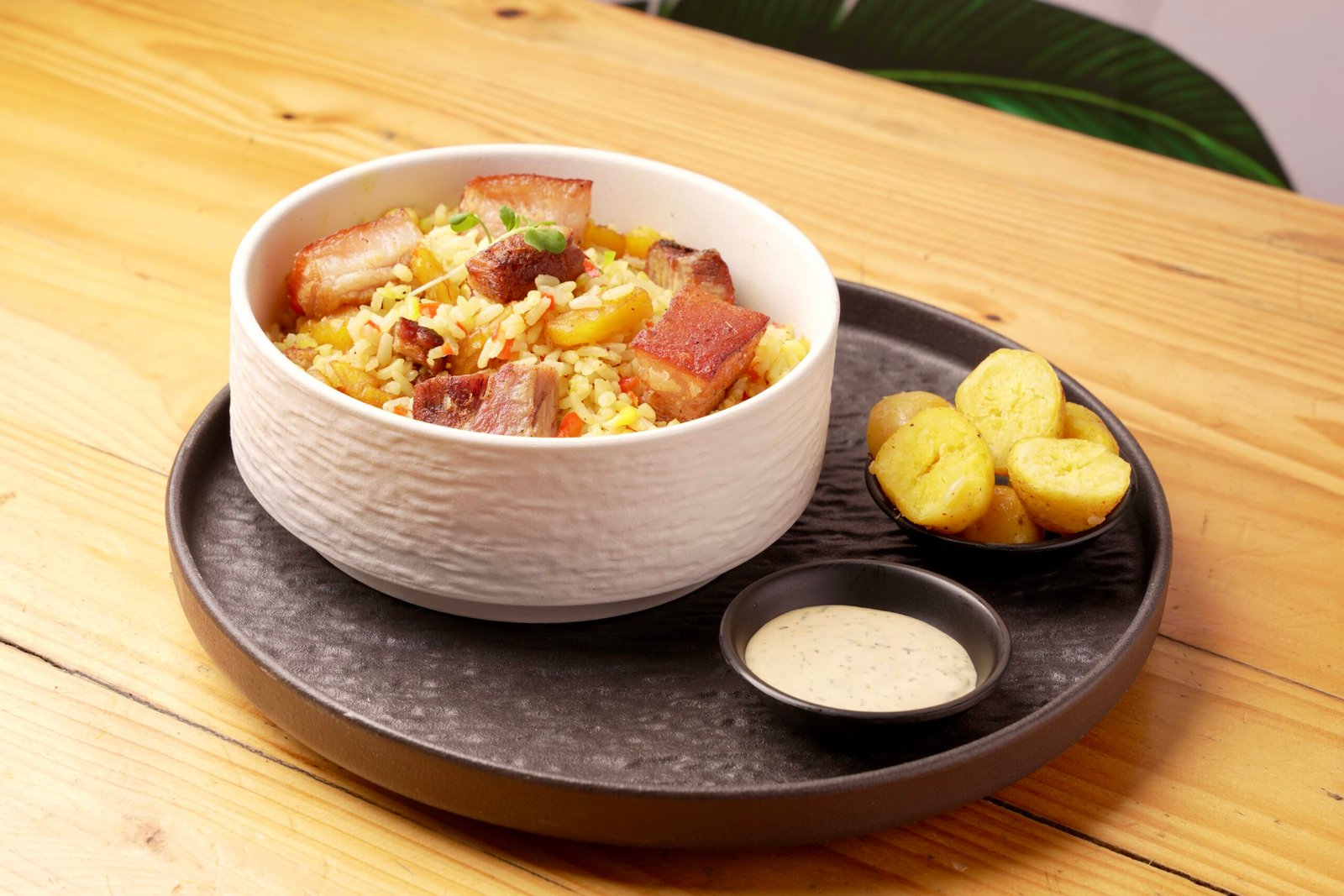 un plato criollo para enamorase 1000 veces, arroz salteado con chicharrón, plátano maduro y maíz tierno, acompañado de papa criolla y suero de cilantro.
$ 28.900