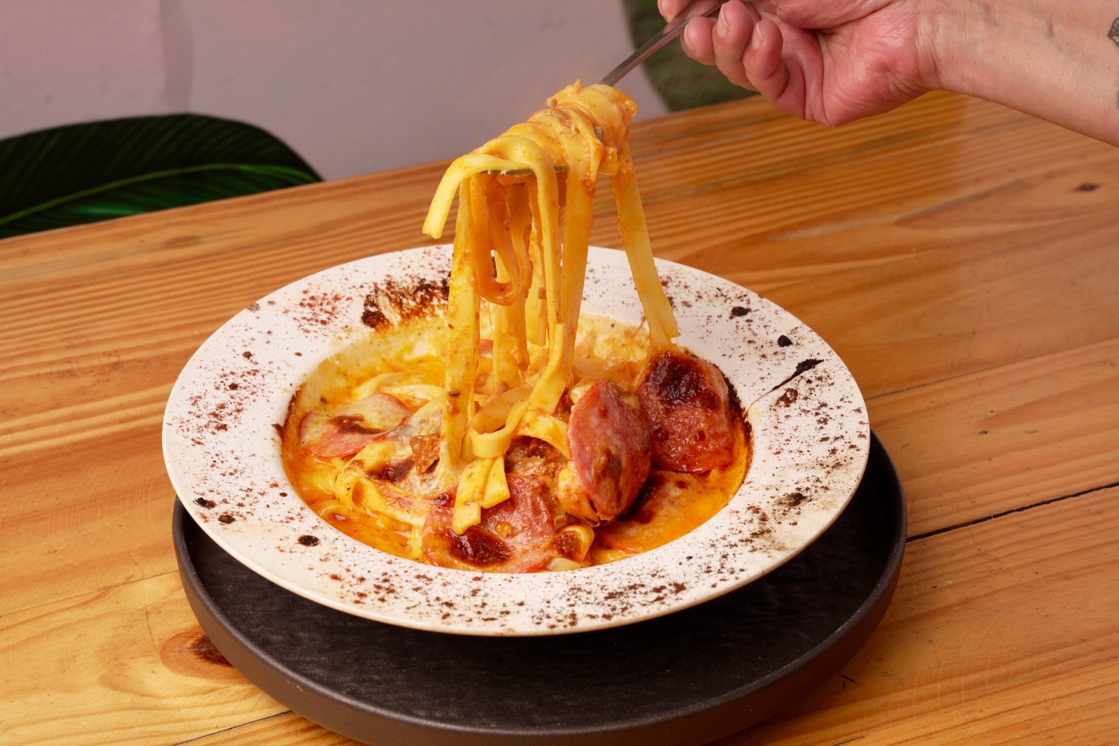 cuando la Pasta y el queso se funde, nace el Montefundi, fetuccini artesanal con boloñesa y pepperoni en salsa napolitana y queso mozarella gratinado.
$ 34.900