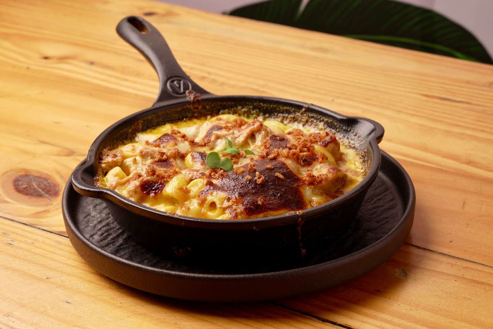 una explosión de sabores, macarrones en nuestra salsa artesanal de queso americano con pulled pork y una mezcla de quesos, decorado con crumble de tocineta y cebollín fresco.
$ 24.900