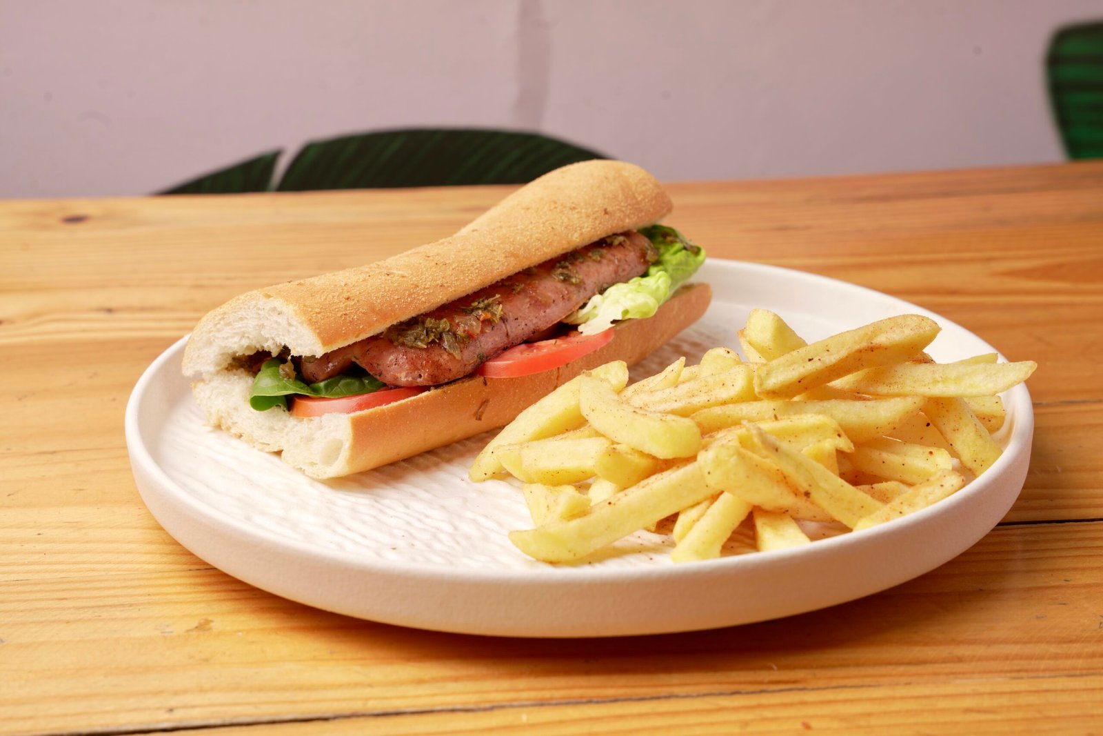 chorizo 100% argentino con su chimichurri tradicional, servido en pan fresco con cogollos europeos,tomate y alioli tavora acompañado de papas francesas.
$ 26.900