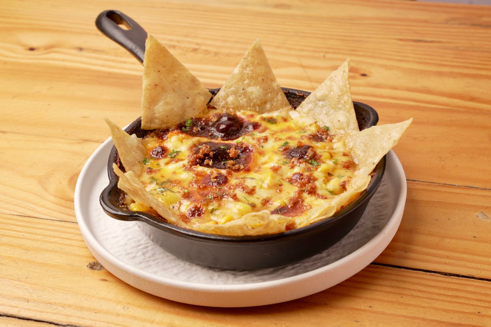 salteado de mazorca y maíz tierno con pulled pork, queso gratinado, acompañado de tortillas de maíz decorado con crumble de tocineta.
$ 26.900