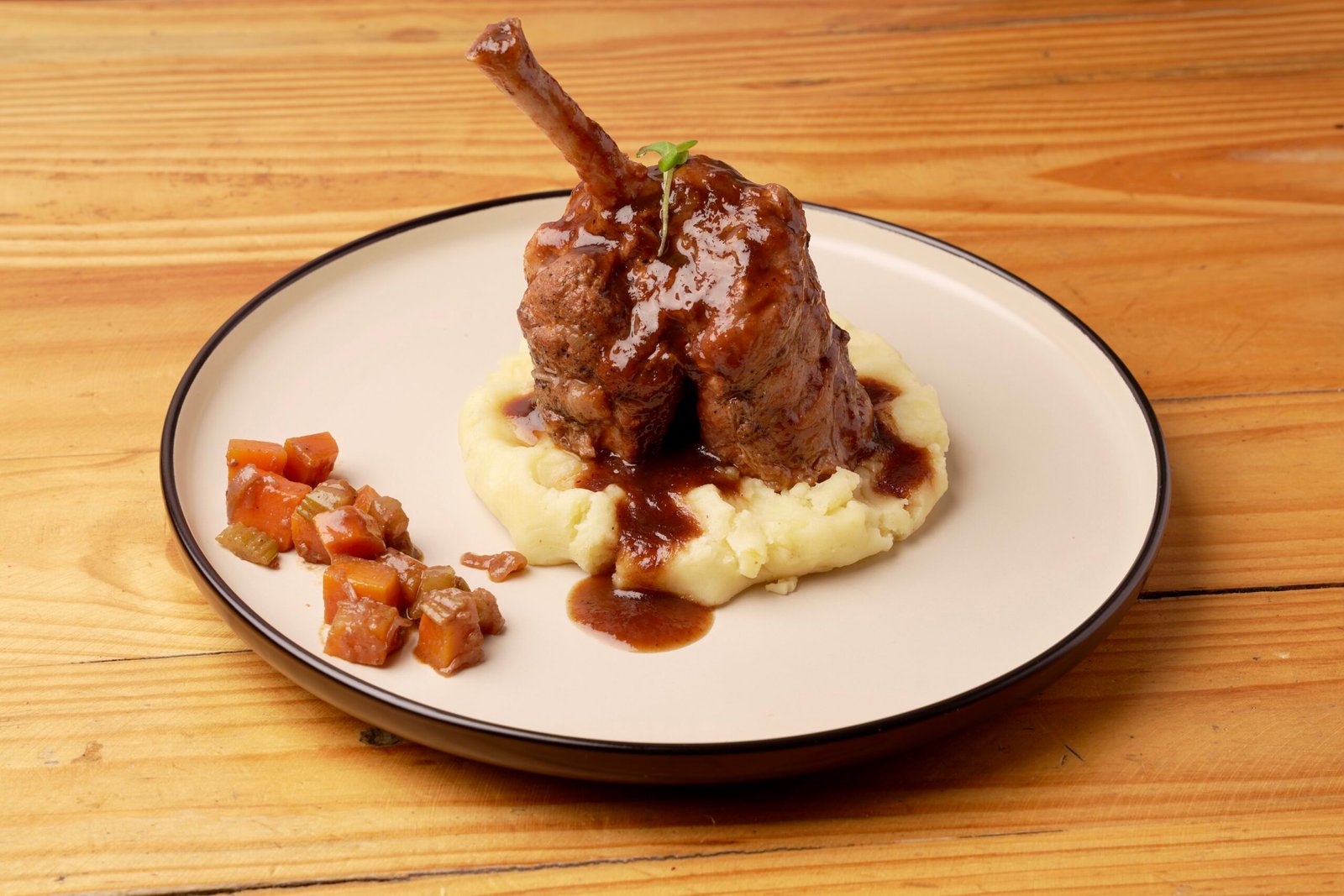 el lujo de un sabor bien trabajado. Corte de osobuco (300 -350gr) bañado con salsa de tamarindo sobre una cama de puré amarillo,acompañado de vegetales calientes.
$ 33.900