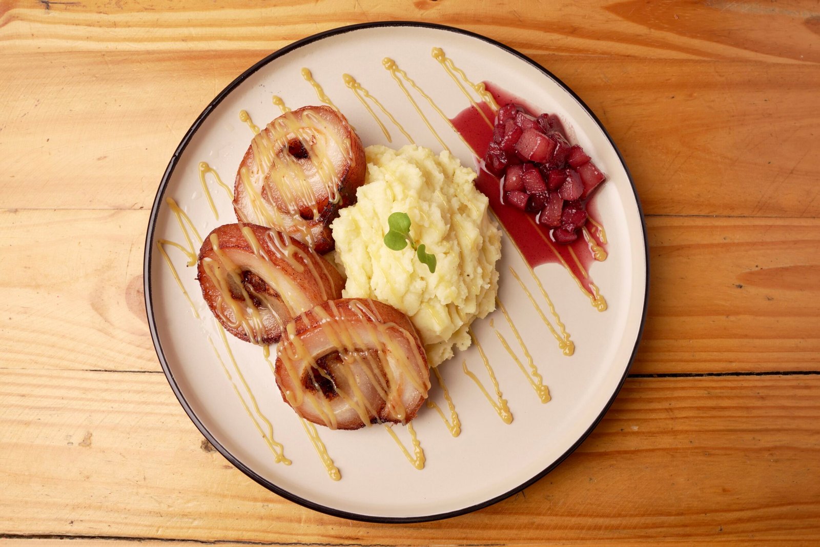 un plato donde lo clásico se encuentra con lo sofisticado, (300gr) de porcheta servida sobre un suave puré amarillo, acompañado de peras al vino tinto decorado con hilos de crema de brandy.
$ 31.900