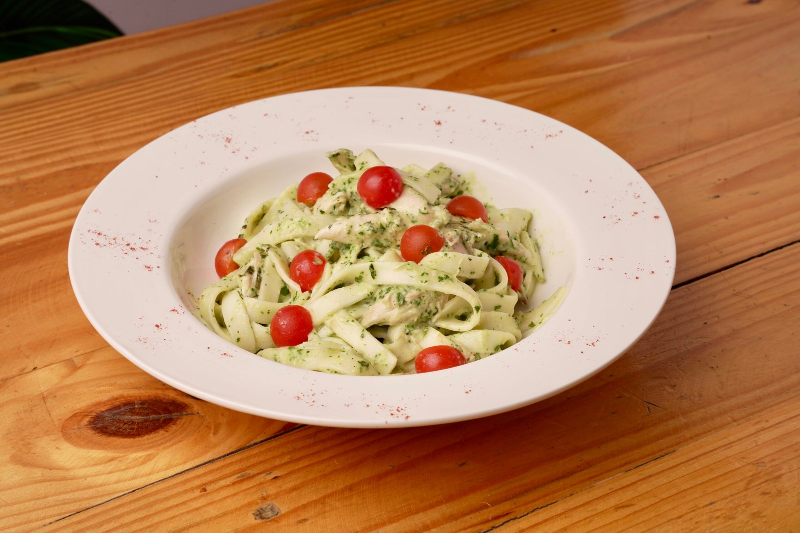 un verde que conquista el paladar, fetuccini artesanal con pollo, bañado en salsa pesto, coronado con tomate cherry que aportan frescura y sabor.
$ 31.900