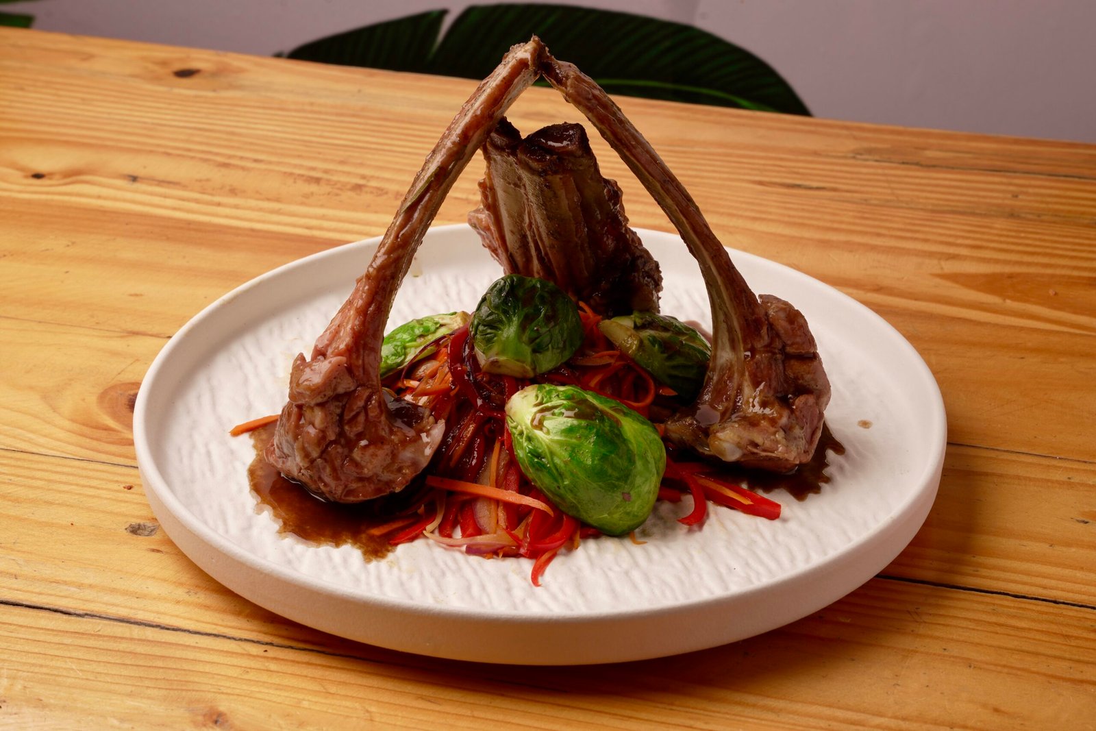 el arte en su máxima expresión, (300 gr) de chuleta de ternera al horno, bañada en salsa de la casa, acompañada con vegetales salteados.
$ 28.900