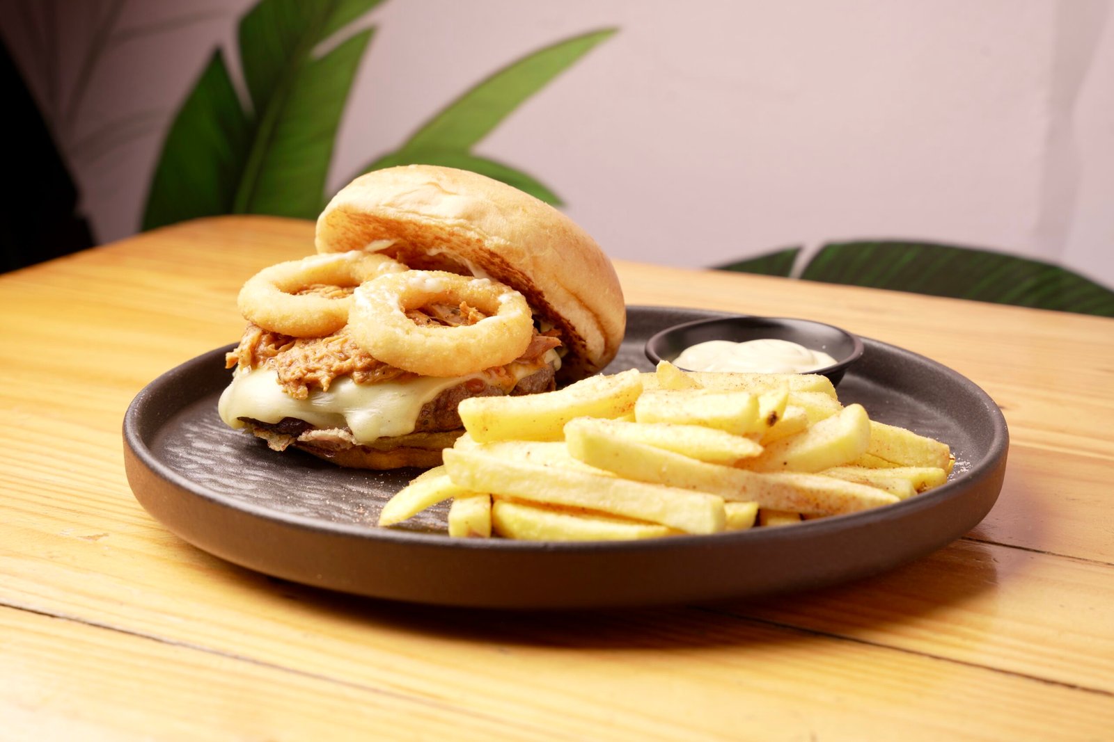 la hamburguesa que convierte al chicharrón en el rey del sabor con notas ahumadas, queso criollo, suero de cilantro, pepinillos y aros de cebolla.
$ 29.900