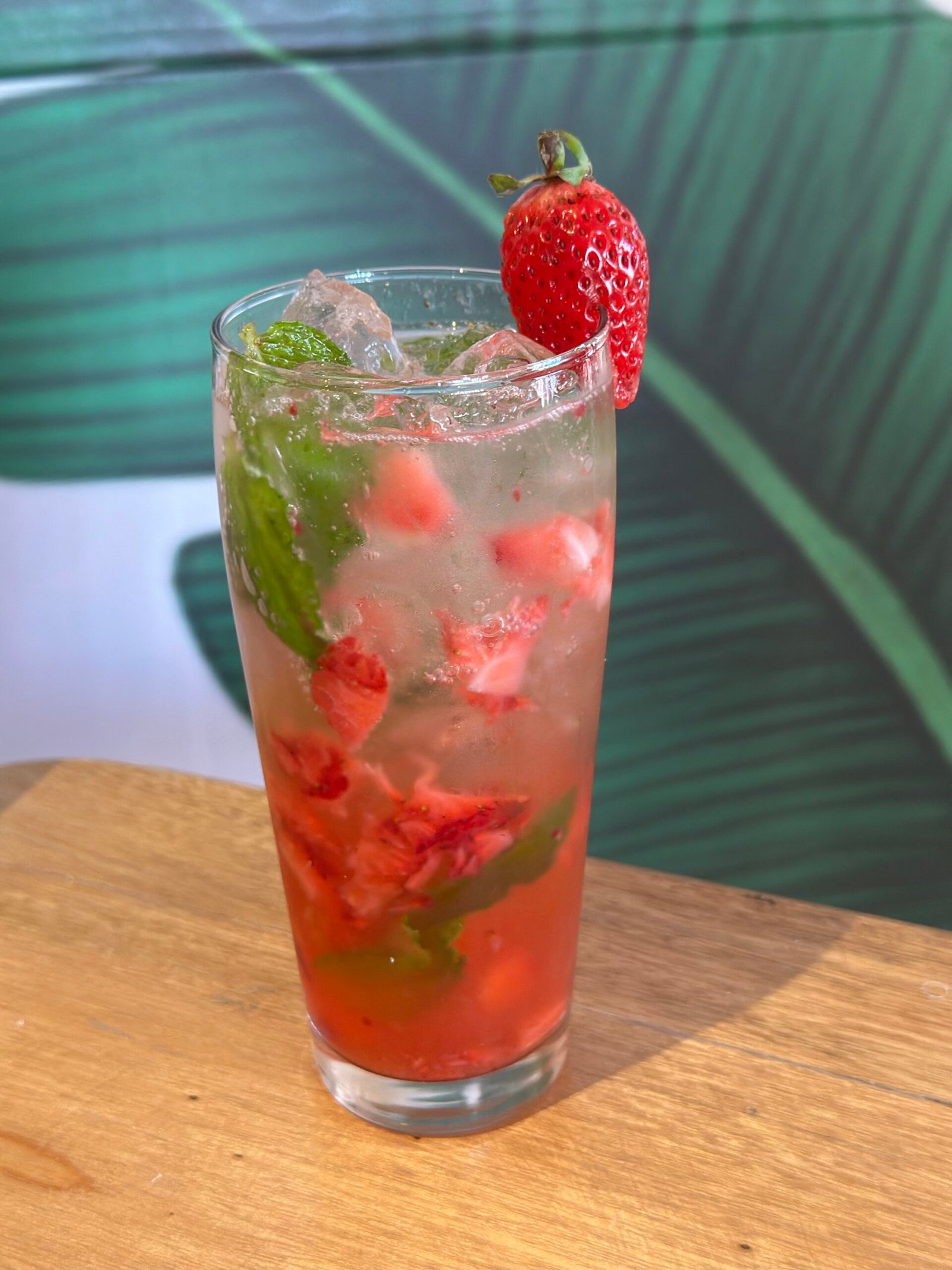 Una variante sofisticada del clásico: fresas frescas y jugosas se combinan con ron, limón y un toque de syrup simple, finalizando con soda burbujeante.