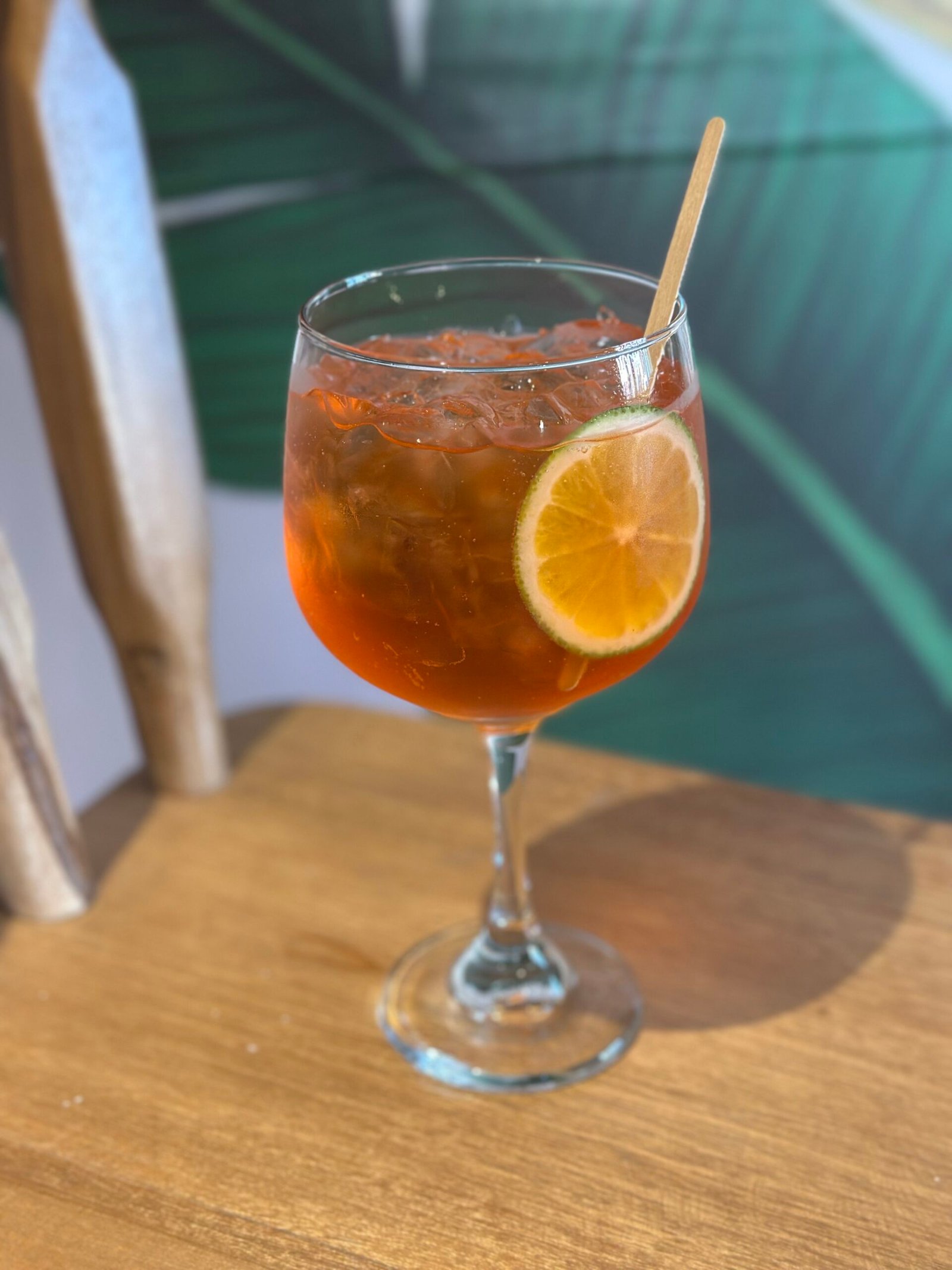 Un clásico del verano Italiano. La frescura del aperol se combina con vino espumante y un toque de soda, servido en rodaja de naranja para un final burbujeante y lleno de estilo.