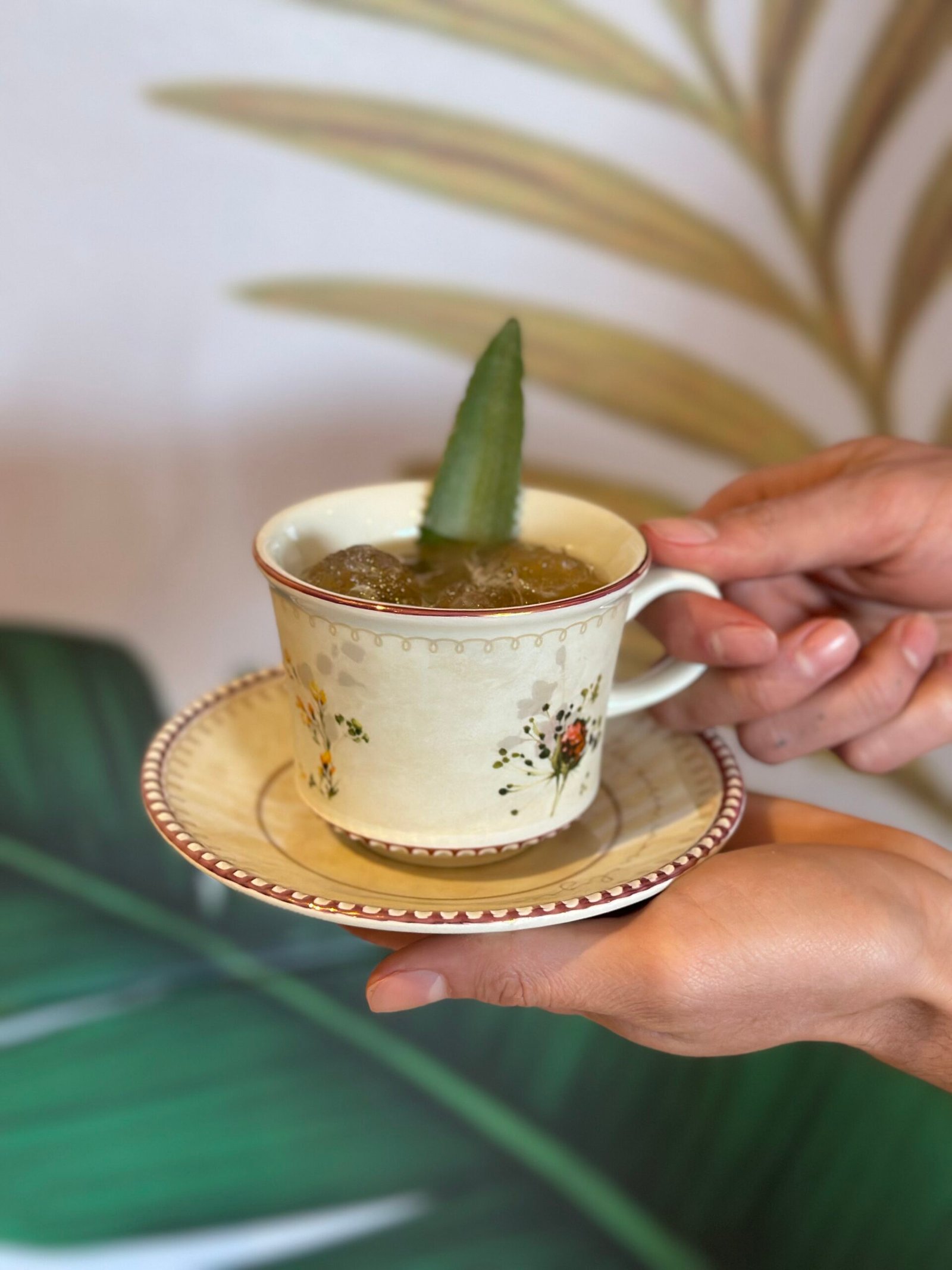 El "remedio" más sabroso: Whyski con panela, jengibre y limón, servido con hielo como solo LA ABUELA LO SABE HACER