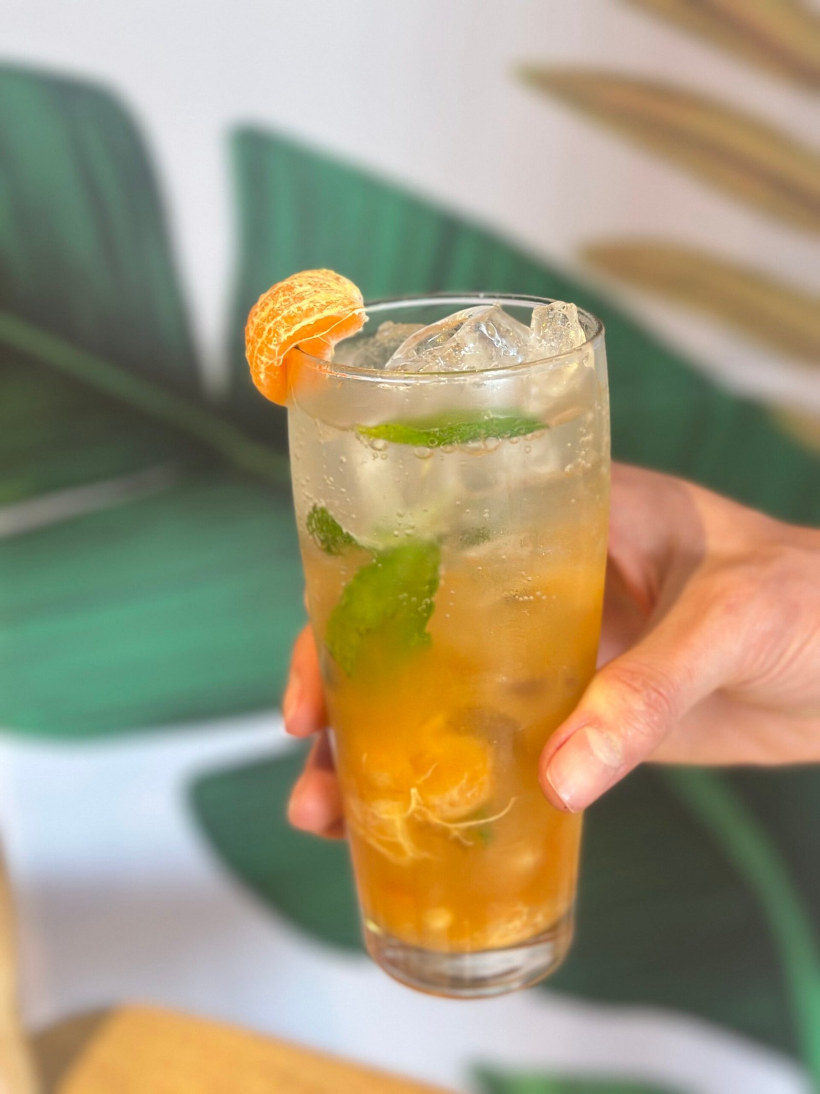 El guaro se viste de mandarina: cascos frescos, limón y hierbabuena que hacen de este trago UNA FIESTA TROPICAL.