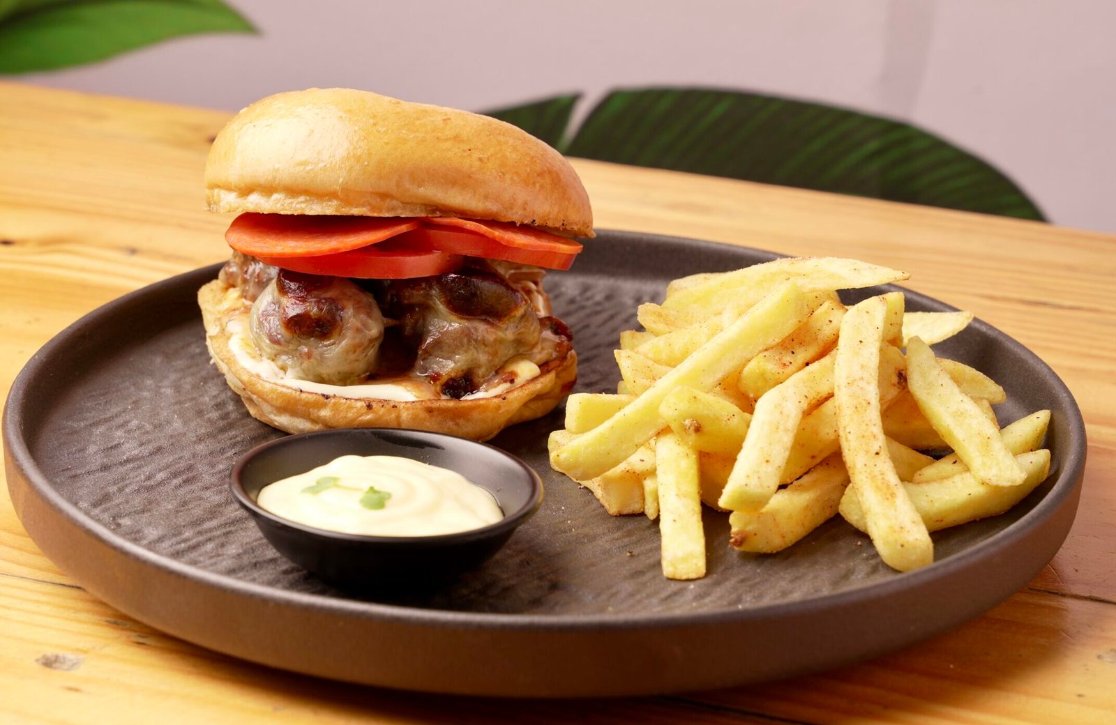 carne artesanal en salsa napolitana, mozarella, peperoni, parmesano crocante y un toque de orégano.
$ 29.900