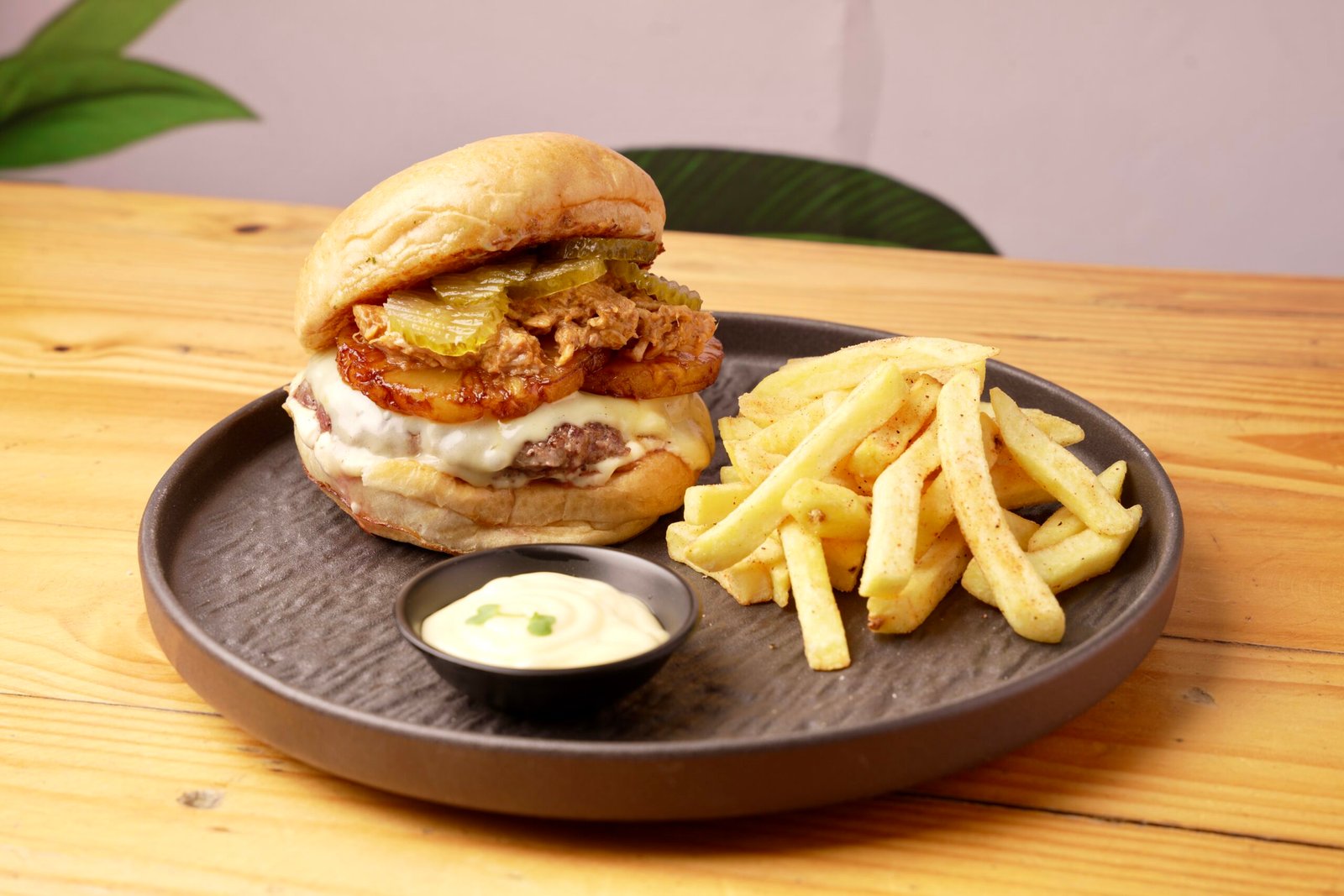 carne artesanal madurada, pulled pork, piña caramelizada, queso mozarella y pepinillos.
$ 25.900