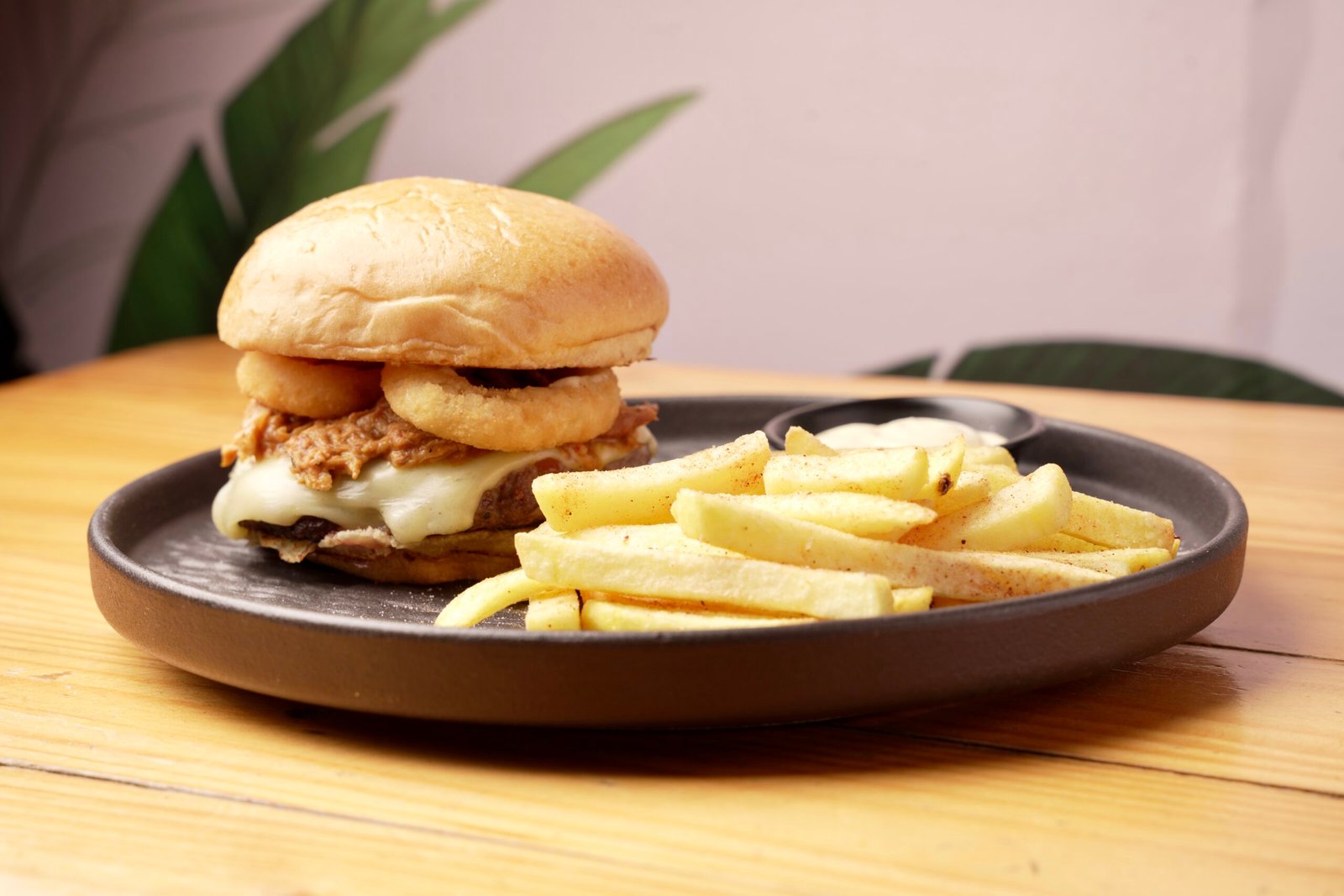 carne artesanal de (130gr), queso mozarella, pulled pork y aros de cebolla crocante en un pan brioche suave que incita a pecar.
$ 25.900