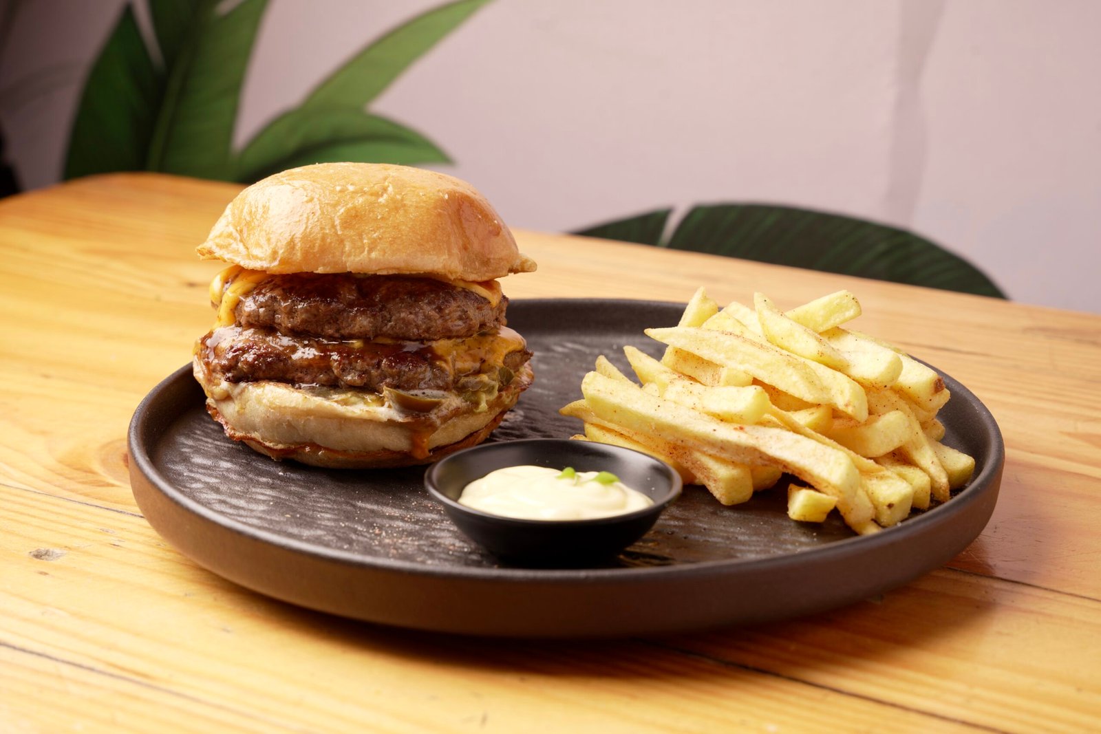 doble carne artesanal de(260 gr),queso americano, jalapeños, aliolí tavora y suavizado con suero de cilantro para un contraste irresistible.
$ 30.900